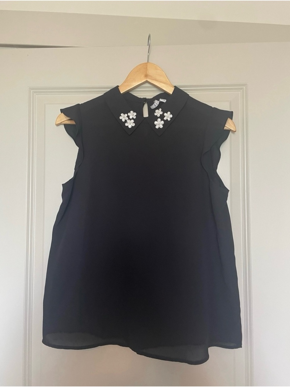 Elle Black Sleeveless Blouse with White Floral-Appliqué Collar